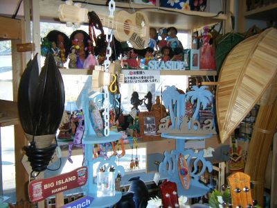 各雑貨ハワイアン人形など